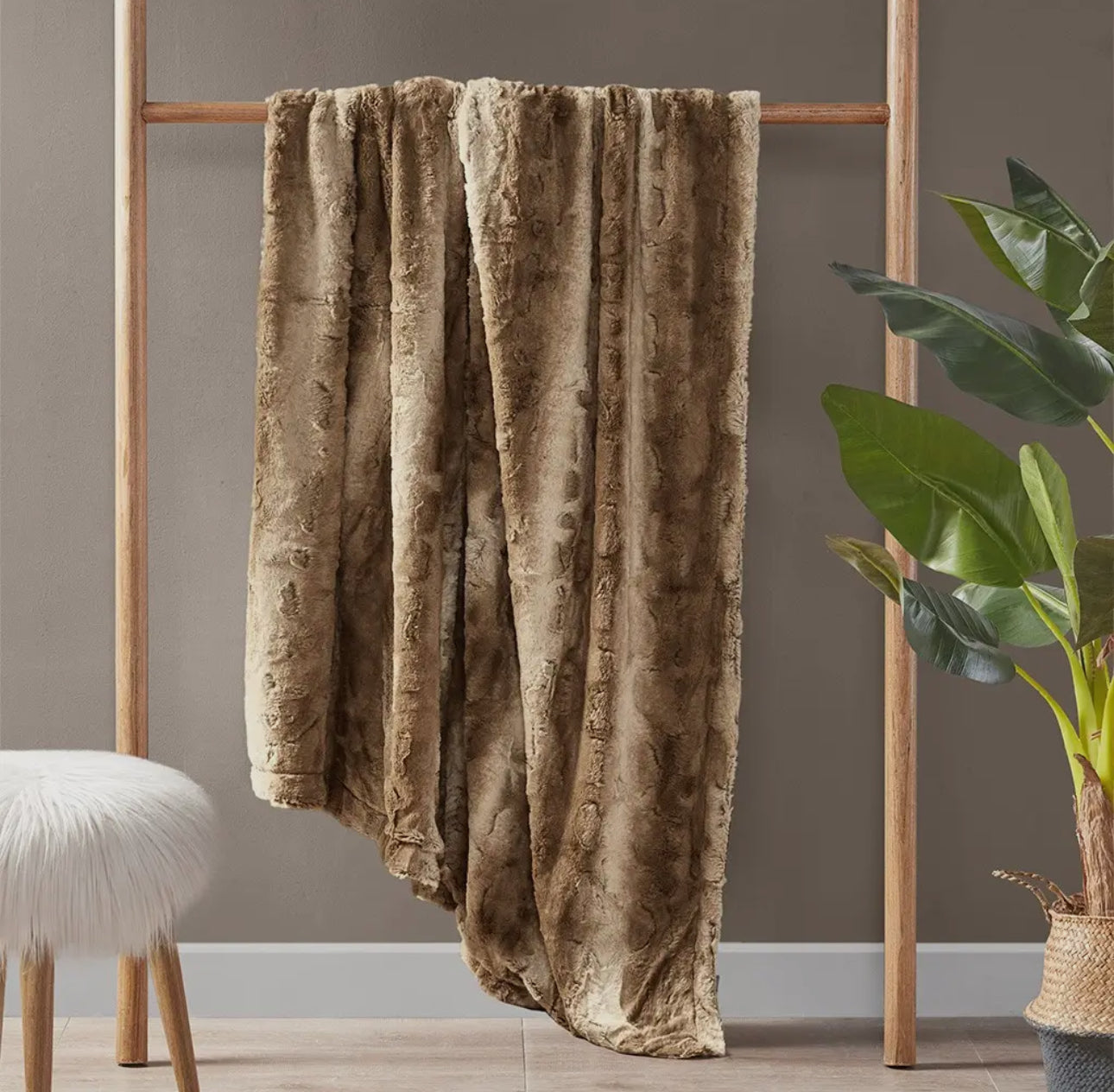 Oversized Faux Fur Throw/Light Brown 60”x70”