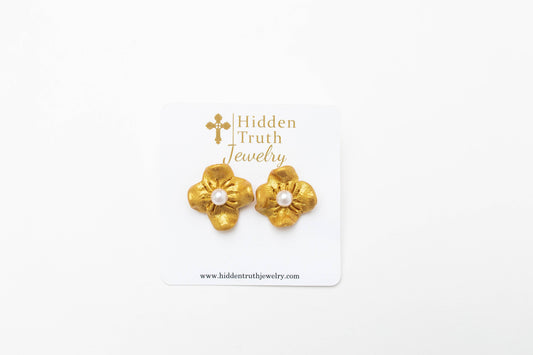 Tiny Gardenia Pearl Studs